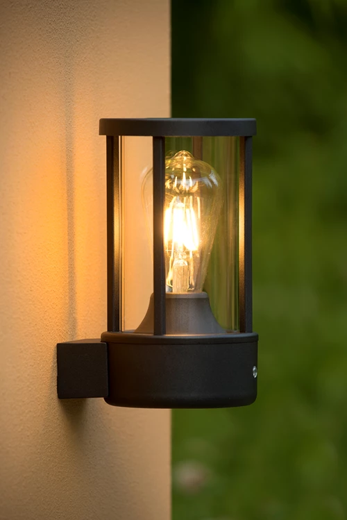 Lucide LORI - Wandleuchte Innen/Außen - Ø 12 cm - 1xE27 - IP44 - Tag/Nacht-Sensor - Anthrazit - Atmosphäre 1